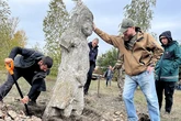 Así trasladan las estatuas ucranianas de lugar debido al avance ruso