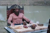Quién es Liver King: el influencer culturista con más de tres millones de seguidores que saltó a la fama por comer carne cruda y al que ahora han arrestado por amenaza terrorista