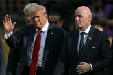 Donald Trump viaja a Reino Unido en una visita sin precedentes ni apoyos