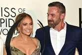 El inesperado reencuentro de Jennifer Lopez y Ben Affleck con saludo, posado y halagos mutuos