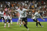 El Valencia se cura de sus heridas con la victoria ante un Athletic sin colmillo y en inferioridad