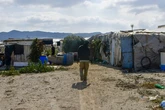 La cara oculta del mar de plástico: una media de 1.400 migrantes vive de forma precaria en construcciones rurales aisladas en Níjar
