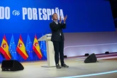 Alberto Núñez Feijóo: look informal y sin gafas con el consejo de su mujer