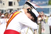 El emotivo abrazo entre Felipe VI y la Princesa Leonor tras ser condecorada por la Armada Naval
