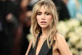 Suki Waterhouse, prometida de Robert Pattinson, cuenta que unos pantalones muy ajustados le han provocado una hernia, y comparte una foto en el hospital