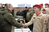Rusia adoctrina a niños ucranianos para luchar contra sus compatriotas: "Nos llevaban a un polígono y nos hacían reptar con AK-47 de madera"