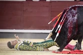 Espeluznante cogida de Mariscal Ruiz en medio de un ambiente enrarecido de broncas y vivas en Las Ventas