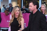 El marido de la actriz Denise Richards le pide el divorcio tras seis años de matrimonio