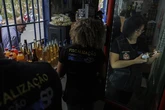 Así se adulteran las bebidas alcohólicas en Brasil: dentro del negocio mortal del metanol