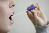 Un análisis de saliva podría revelar el riesgo de padecer cáncer, enfermedades coronarias o párkinson