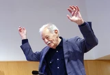 Eduardo Mendoza, tras recibir el Premio Princesa de Asturias: "Quiero que en Cataluña haya concordia, buena voluntad, corridas de toros, vino, juerga y fútbol"