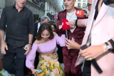 Isabel Preysler es elegante hasta cuando tropieza ante las cámaras