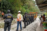 Evacúan a 1.400 turistas varados por protestas en Machu Picchu