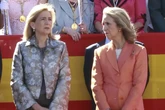 Las Infantas Elena y Cristina posan juntas por primera vez en diez años: los detalles de su encuentro y sus comentados looks