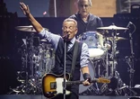Bruce Springsteen protesta contra Donald Trump en su concierto de San Sebastián: "Os pido que alcéis la voz y os unáis a nosotros contra el autoritarismo"