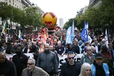 Decenas de miles de franceses vuelven a tomar las calles en medio del vacío político