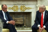 Trump bromea sobre el nazismo con Merz y el canciller alemán le pone en su sitio: "No fue agradable"