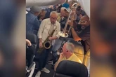 Una banda de jazz ameniza con música el retraso de un vuelo a los pasajeros