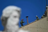 El Vaticano inicia la instalación de una chimenea en la Capilla Sixtina para el Cónclave que elegirá a un nuevo Papa