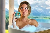 La actriz Sydney Sweeney saca a la venta un jabón hecho con agua en la que ella ya se ha bañado