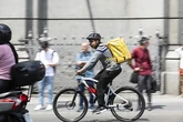 El primer día de Glovo con su nuevo modelo de trabajadores contratados: "Estoy feliz, puede que gane menos, pero gano en estabilidad"