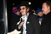 Johnny Depp, imparable en España: de Tenerife a Cataluña y abrazando fans en Madrid (cuando su guardaespaldas lo permite)