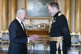 Santander ficha al ex jefe del Ejército británico ante el auge del gasto militar europeo