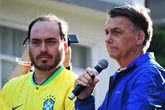 Eduardo, el desconcertante líder en el suicidio político de los Bolsonaro: "Se ha convertido en enemigo de Brasil"