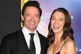Hugh Jackman confirma su relación con Sutton Foster en una alfombra roja tras años de especulaciones