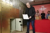 Serrat entierra su legado en el Instituto Cervantes: la partitura original de 'Mediterráneo' y su primera máquina de escribir