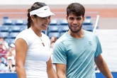 Carlos Alcaraz y Emma Raducanu no funcionan como pareja en la pista de tenis, pero nadie puede negar su conexión