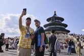 La "nueva" China de los pandas, el hotpot y Legoland se abre como nunca a los turistas mientras que Estados Unidos se cierra