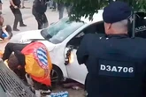 Un atropello masivo detiene el derbi Español-FC Barcelona y deja al menos 12 heridos