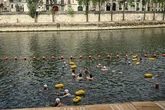 París reabre el baño para parisinos y turistas en el río Sena más de un siglo después