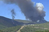 Unos 120 vecinos de de seis alquerías de Las Hurdes, desalojados por el incendio forestal en Caminomorisco