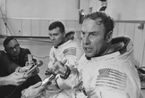 Muere a los 97 años el astronauta Jim Lovell, el comandante del Apolo 13 que pronunció la famosa frase "Houston, tenemos un problema"