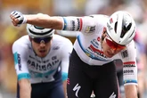Merlier se lleva en la 'photo finish' la etapa más extraña: paseo, terrible caída de Philipsen y maillot pactado