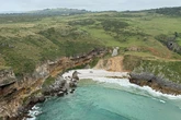 Muere un hombre ahogado en la playa de Talis de Menorca y buscan a un joven desaparecido mientras se bañaba en una playa de Cantabria