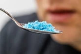 Los microplásticos de la comida ultraprocesada se acumulan en el cerebro y aumentan los casos de depresión, demencia y otros trastornos de salud mental