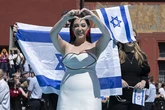 La televisión suiza expulsa a seis personas de Eurovisión por interrumpir con banderas y silbatos el ensayo de la israelí Yuval Raphael