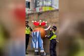 La policía de Manchester 'cachea' a la mascota de la Real Sociedad