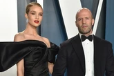 Así son Jason Statham y Rosie Huntington-Whiteley, la pareja de guapos que ha huido de Hollywood para el bienestar de sus hijos