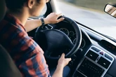 Así detectan los ladrones que tienes un portátil o un móvil en el coche: "Pueden localizar las baterías de litio"
