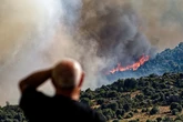 El incendio de Navaluenga (Ávila) obliga a evacuar un campamento de verano con 60 niños