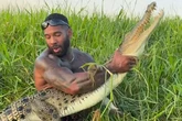 Australia investiga al influencer estadounidense Mike Holston por capturar cocodrilos salvajes solo con sus manos