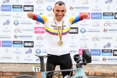 Juan José Florián, 'Mochoman', el ciclista del Movistar al que una bomba de las FARC dejó sin manos y sin una pierna: "El humor es básico en mi vida"