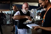 El chef José Andrés visita Gaza e Israel y quiere aumentar la producción de comidas en la Franja
