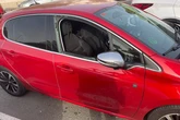 Rescatan en estado crítico a un niño de 2 años que su madre había dejado dentro del coche mientras compraba