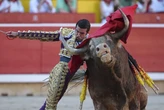 Buena corrida de Victoriano del Río para un escaso triunfo: una gran estocada de Emilio de Justo firma la única oreja en Pamplona