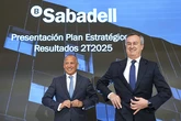 Sabadell promete 6.300 millones para retener a sus accionistas frente a BBVA:"No estamos tirando la casa por la ventana aunque lo parece"